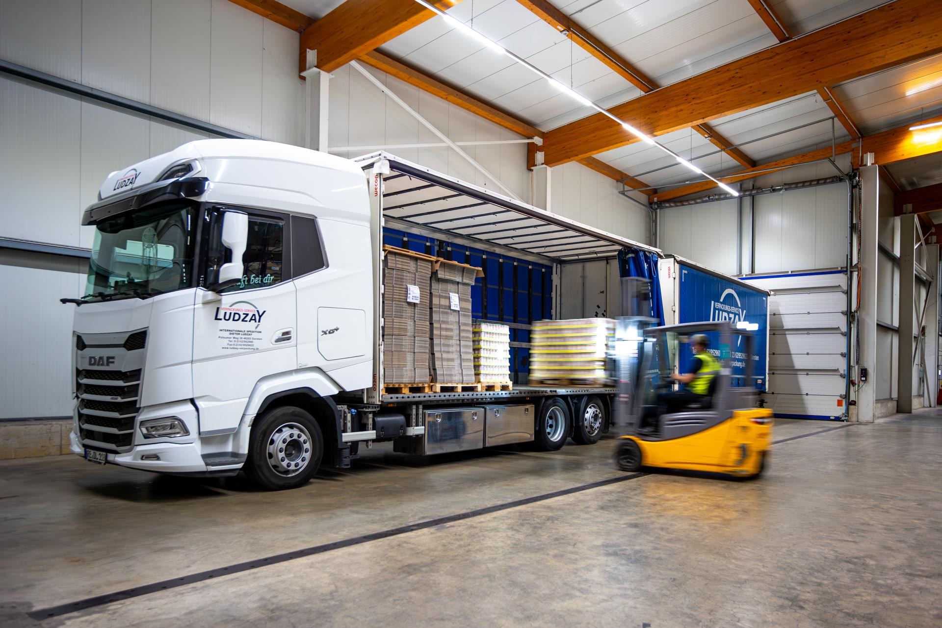 LKW wird im Lagerzentrum mit dem Stapler beladen